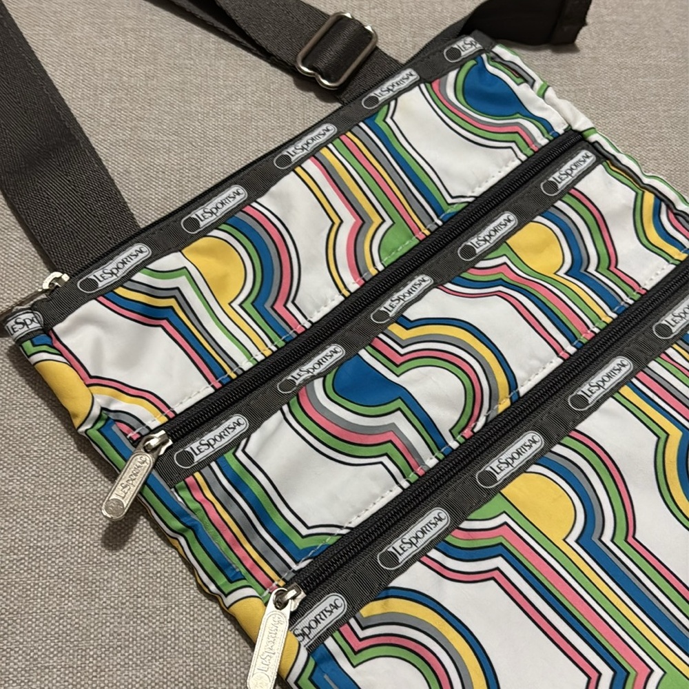 LeSportSac Crossbody Bag-Nylon Retro Print-Wide Gray Strap-3 Zip Compartments - Picture 2 of 16